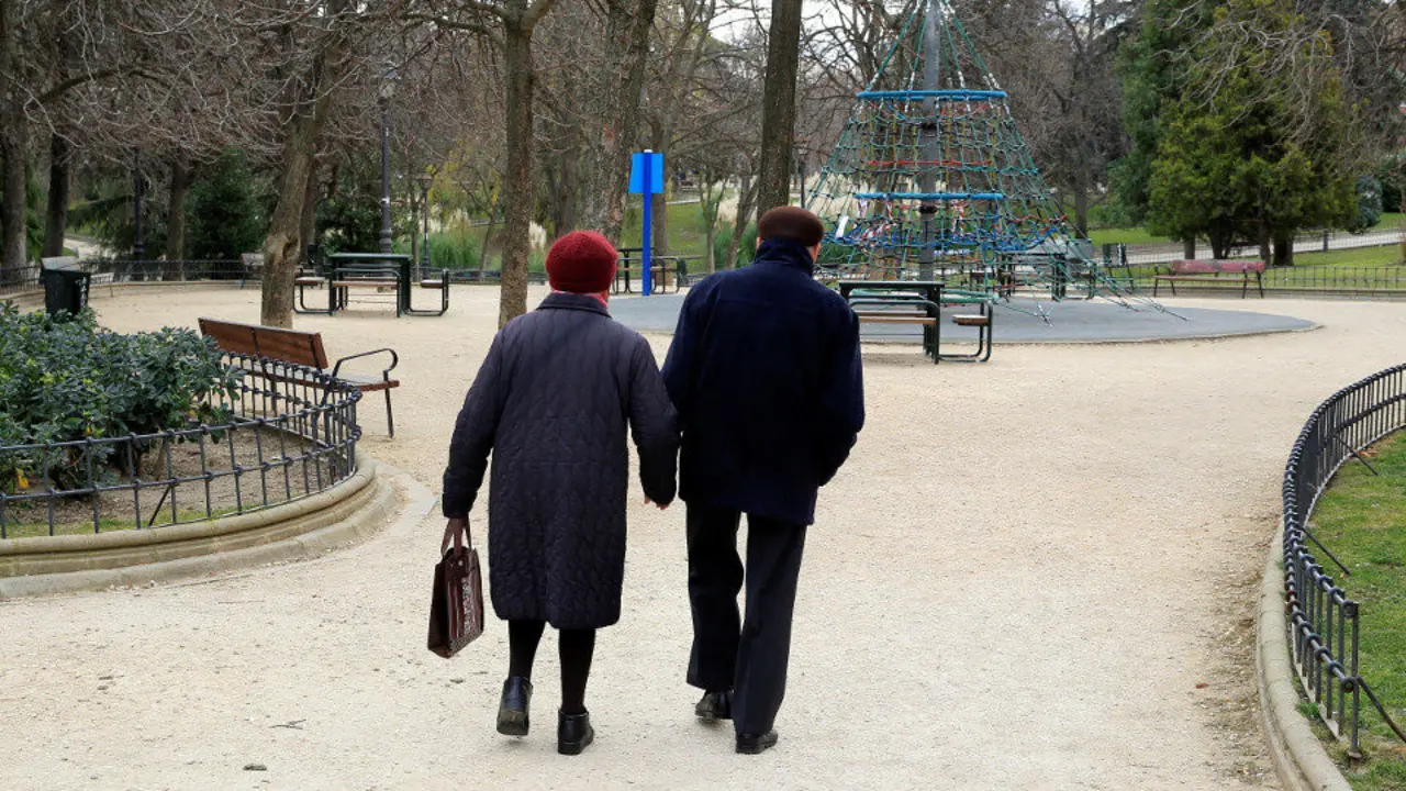 Personas mayores en un parque infantil sin niños. ARCHIVO