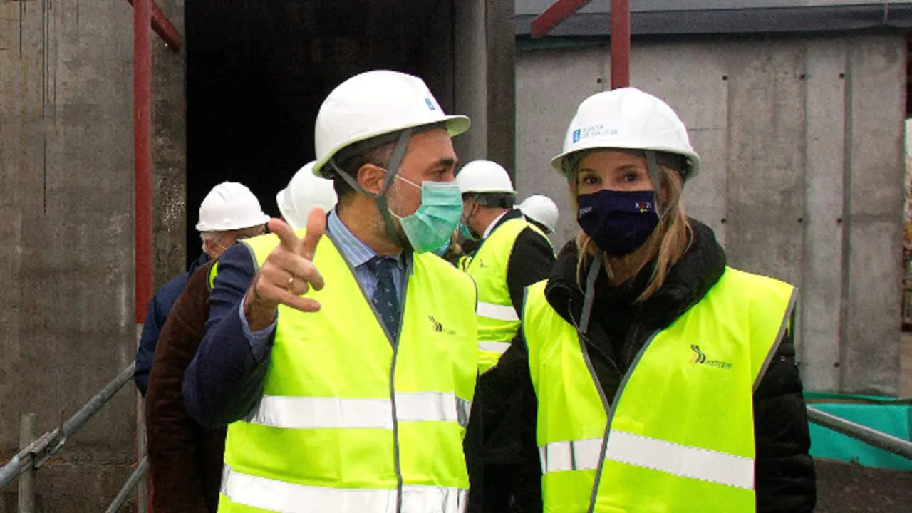Comesaña, durante su visita a las obras del centro de Bouzas. EFE