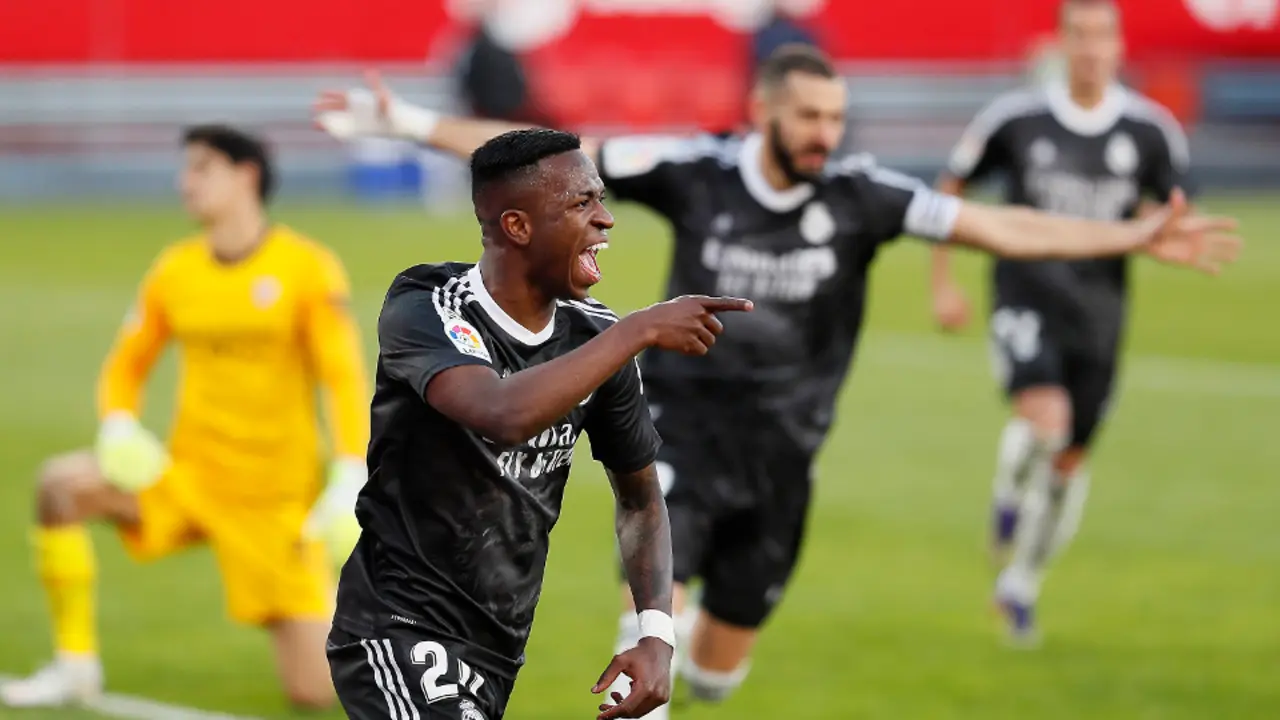 Vinicius celebra el gol del Madrid, anotado por Bono en propia meta. JOSÉ MANUEL VIDAL (EFE)