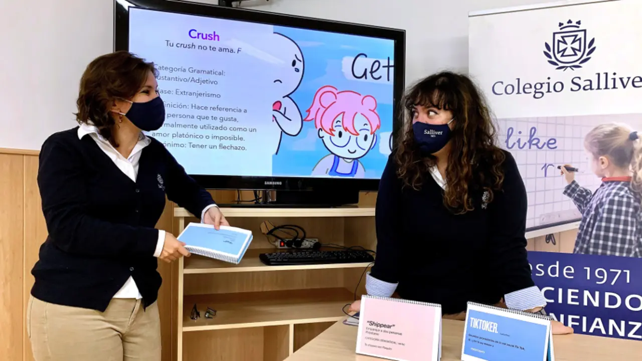 Las docentes María Ortega (derecha) y Marta García, profesoras de Lengua del colegio Salliver. EFE