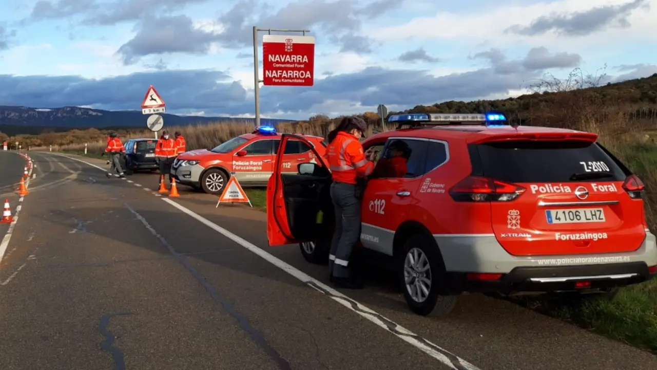 Imagen de archivo de un control de la Policía Foral. EFE