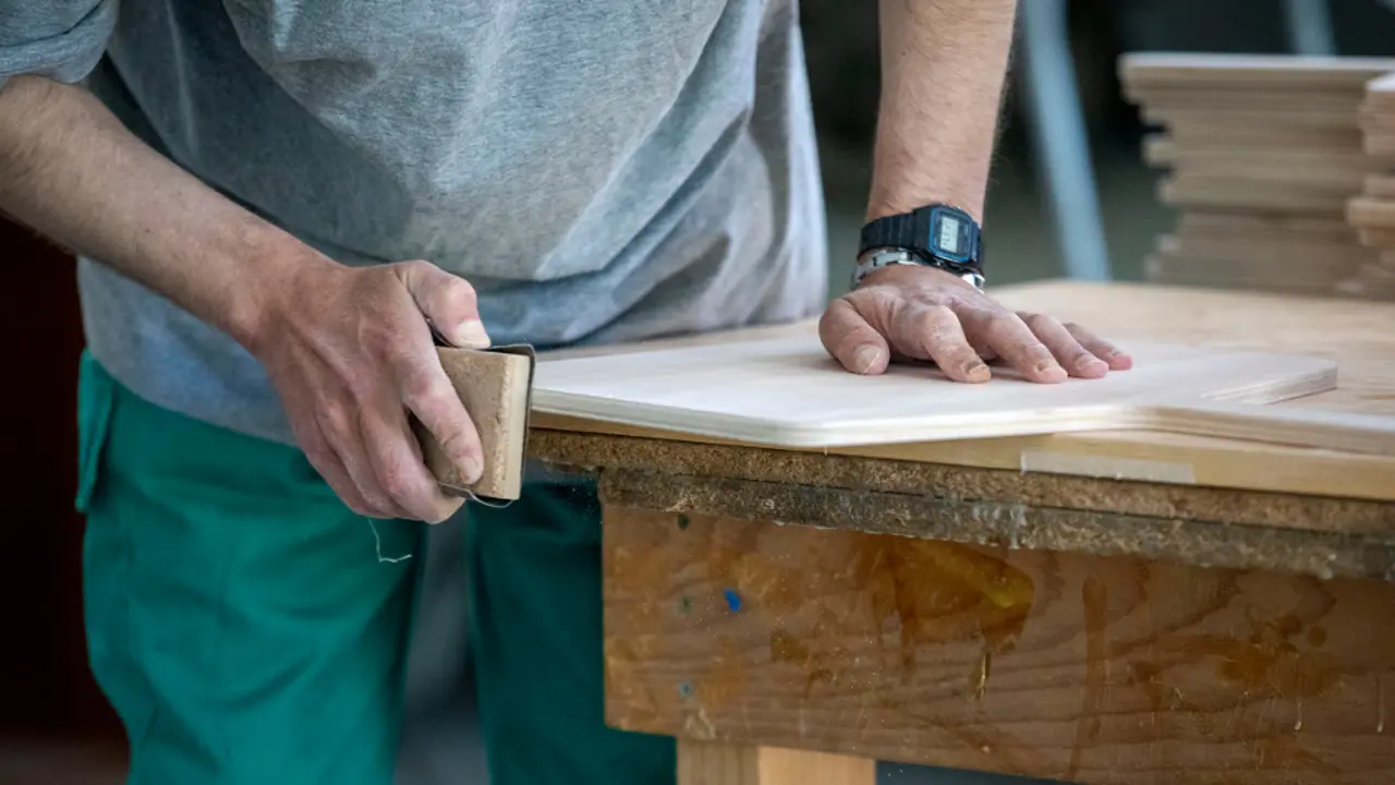 Un hombre trabaja la madera. EP