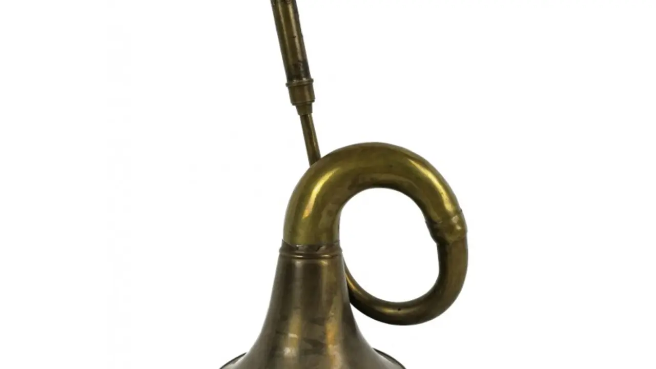 corneta-de-laton-de-estilo-antiguo