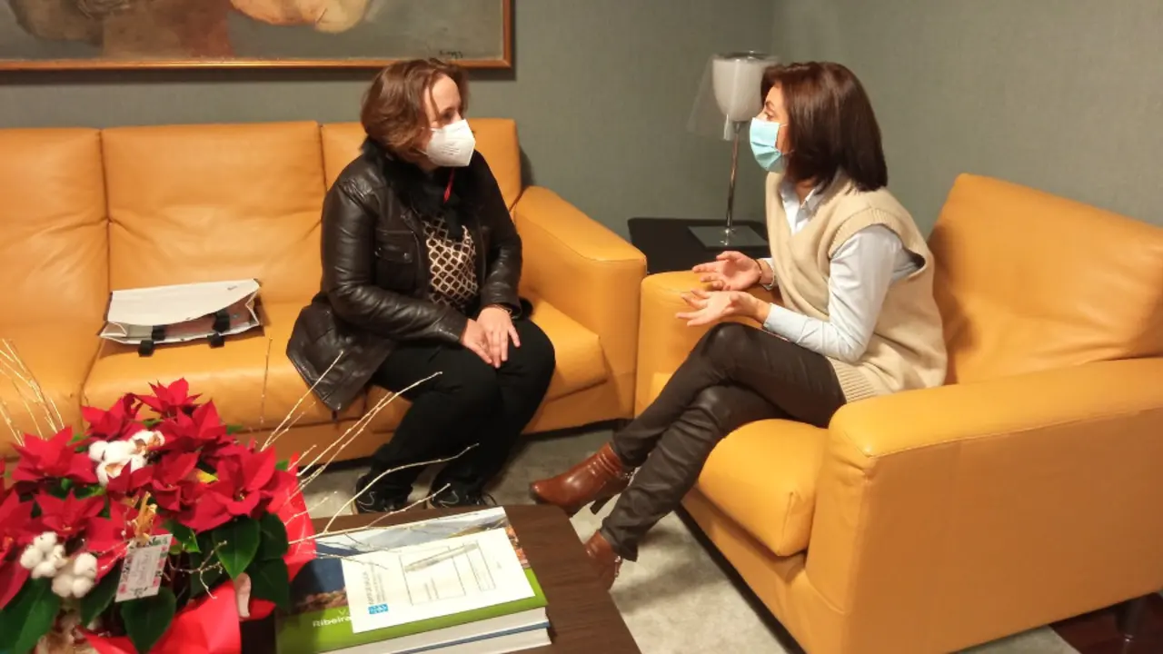 A alcaldesa de Triacastela e a conselleira de Medio Ambiente. EP