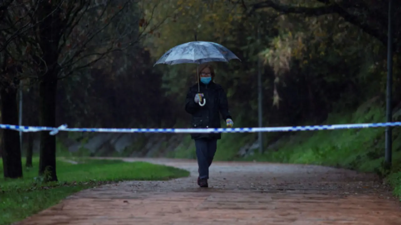 Una mujer camina por un paseo en Ourense. BRAIS LORENZO
