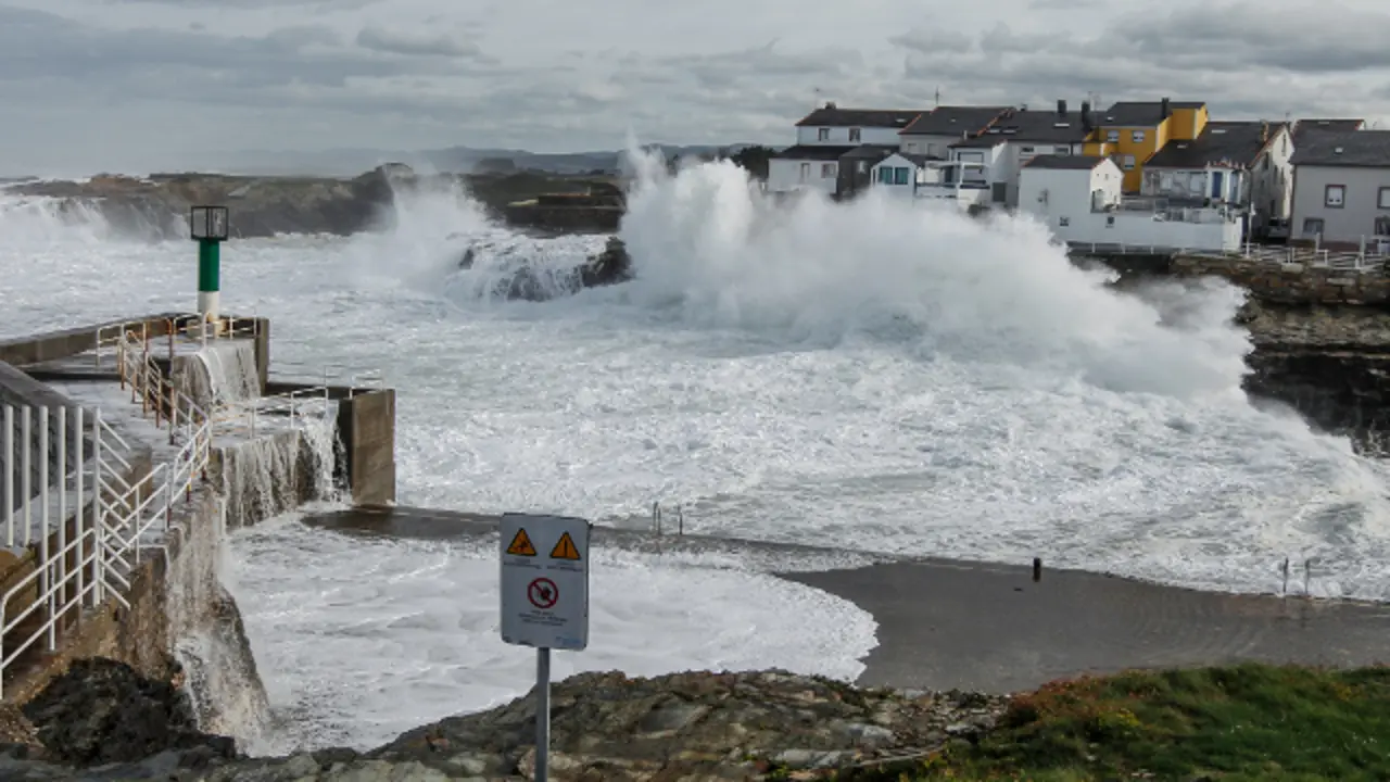 OLEAJE GOLPEANDO EL PUERTO DE RINLO- FOTO JM ALVEZ