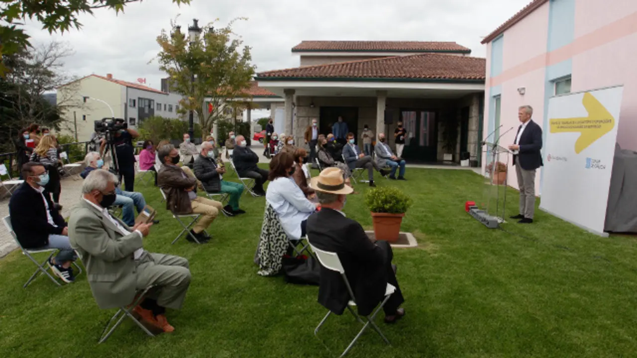 O vicepresidente primeiro da
Xunta, Alfonso Rueda, nunha
visita de traballo ao albergue
de Pontevedra. DP