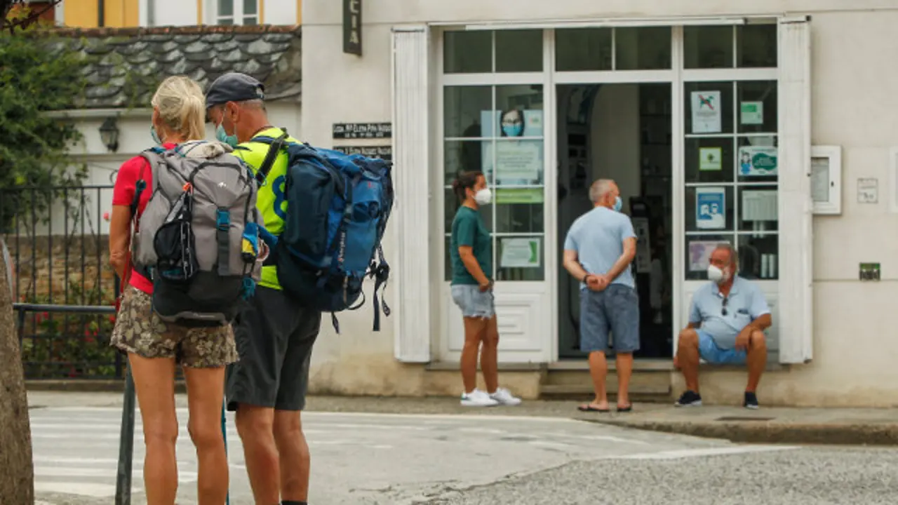 una padreja de peregrinos atraviesan el casco de lourenz&aacute; haciendo una etapa del cami&ntilde;o norte- foto jm alvez