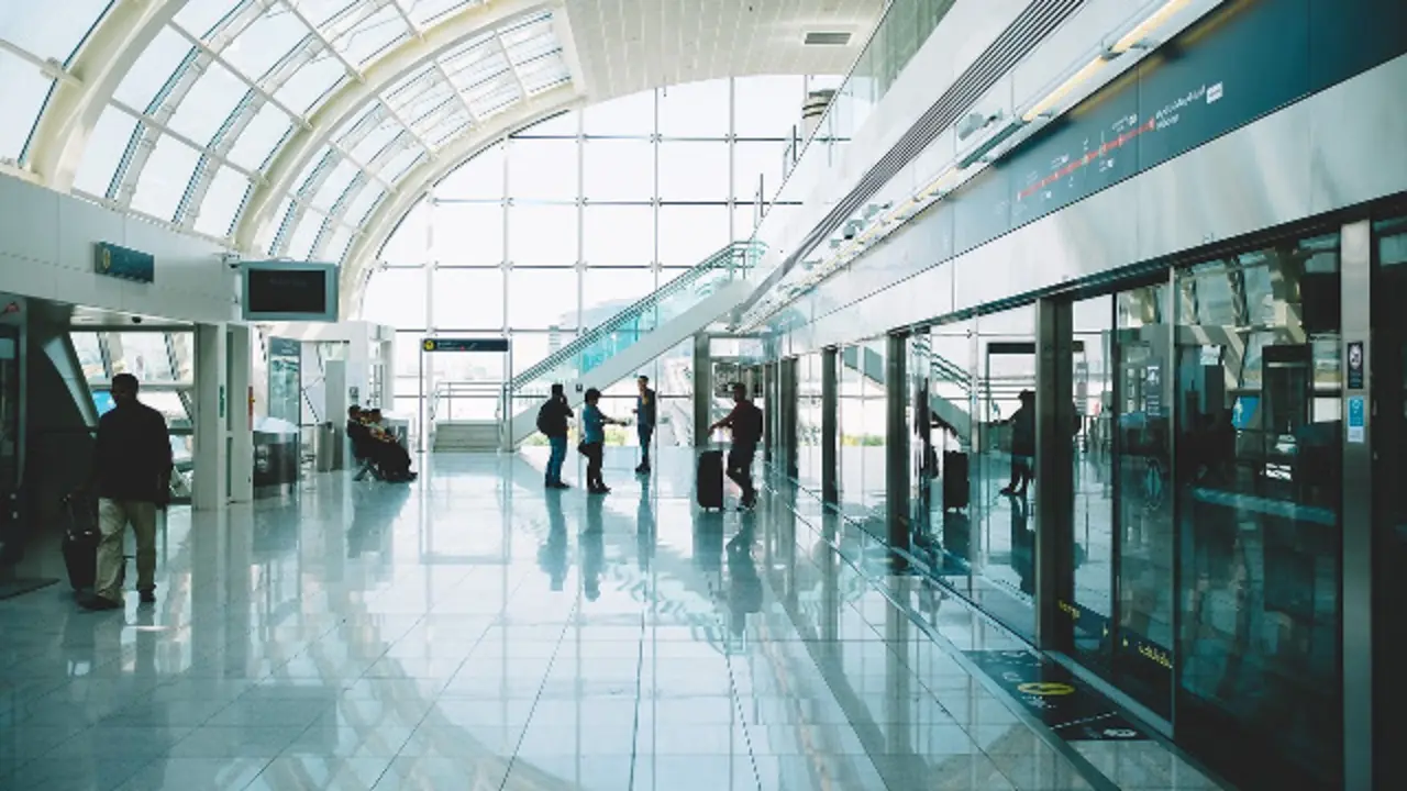 Viajeros en un aeropuerto. PIXABAY