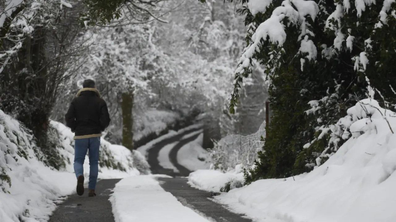 Un hombre pasea en A Fonsagrada. FERRÍN