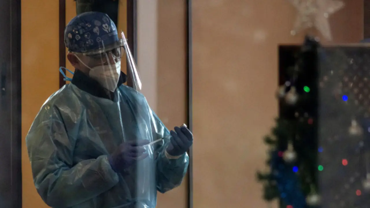 Un sanitario prep&aacute;rase para administrar a vacina na vivenda comunitaria San Marcos de Cudeiro en Ourense. EFE