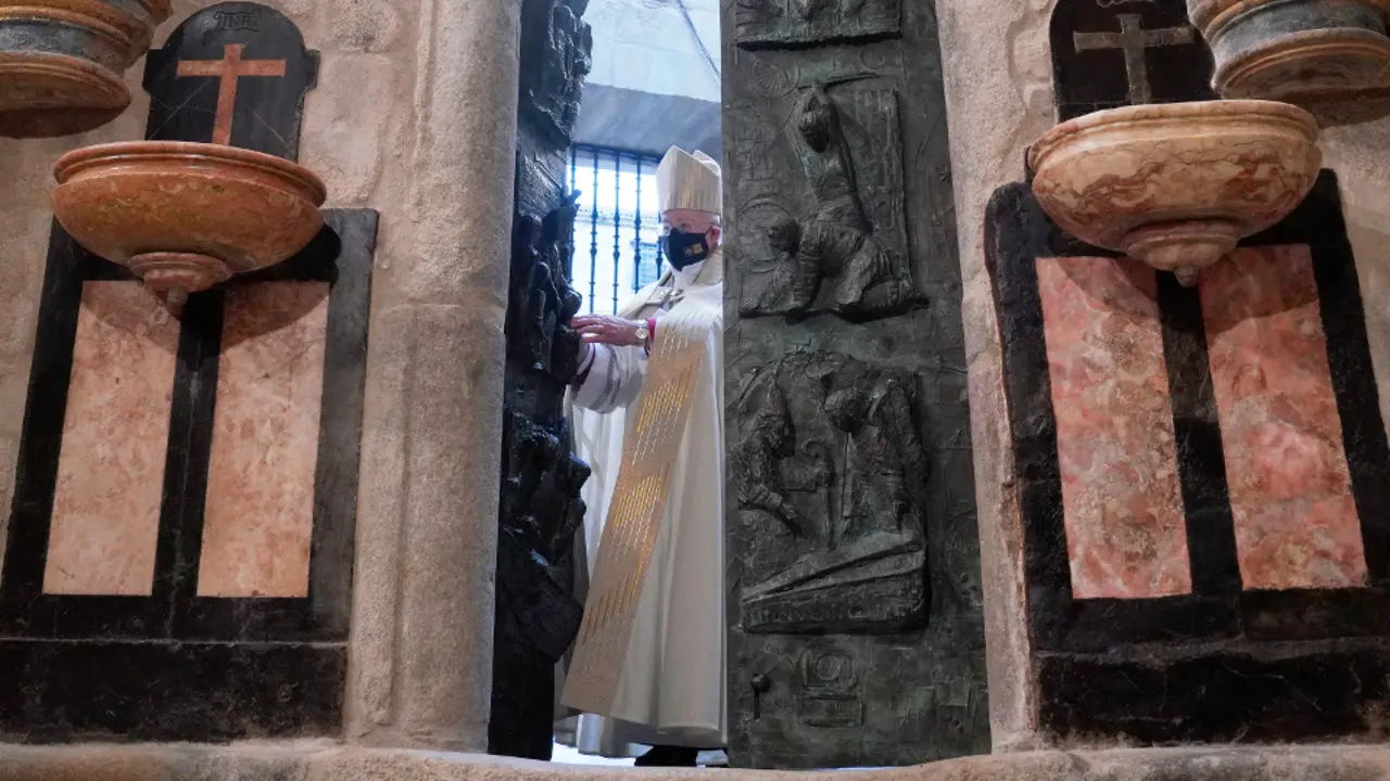 El arzobispo Julián Barrio durante el acto de apertura de la Puerta Santa. EUROPA PRESS