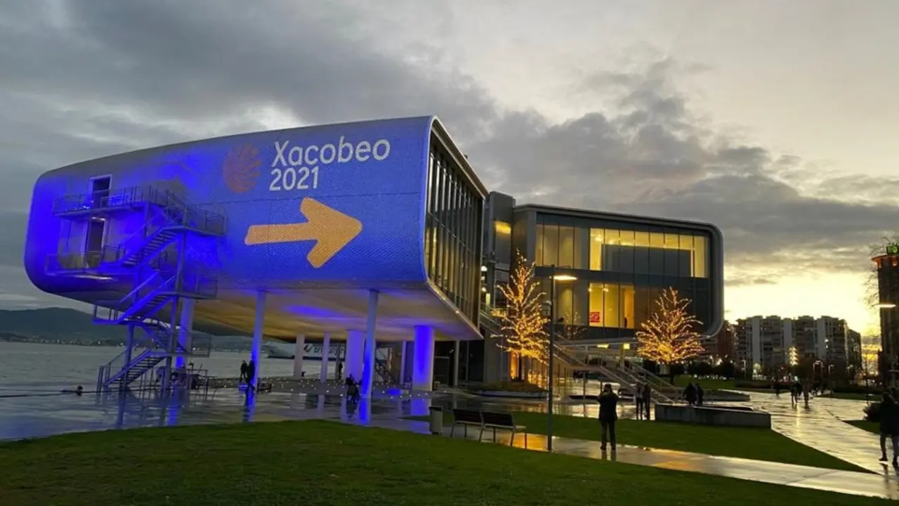 Edificio iluminado por la iniciativa Acende o Xacobeo. EP