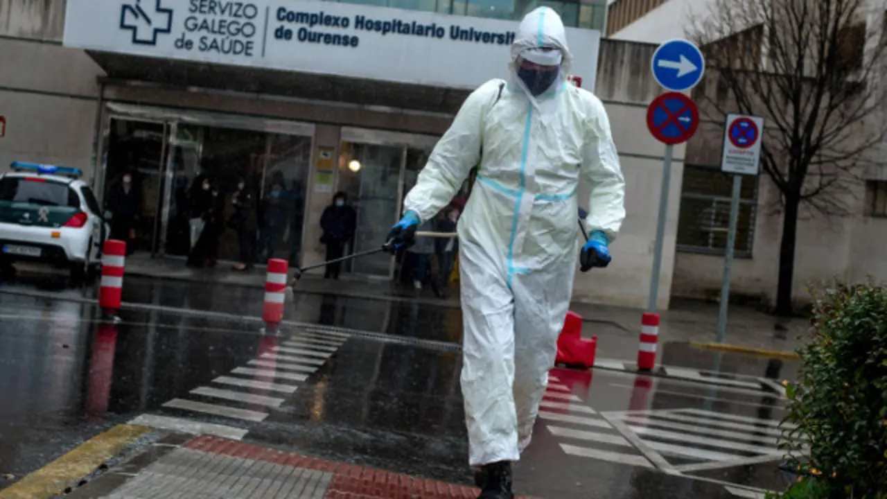 Un empleado desinfecta el CHUO. BRAIS LORENZO