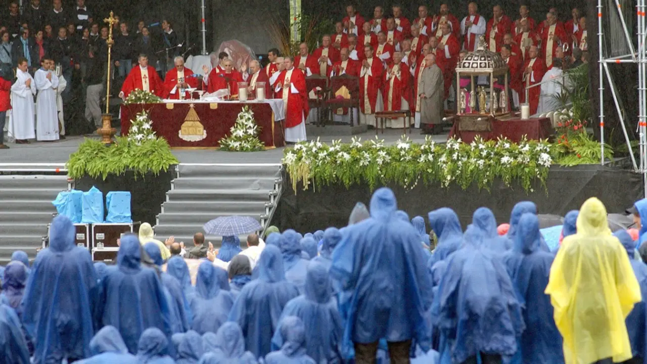 Centos de persoas da Peregrinación Europea de Mozos escoitando no Monte do Gozo a misa oficiada por  Rouco Varela, no ano 2004. J. LEAL (EFE)