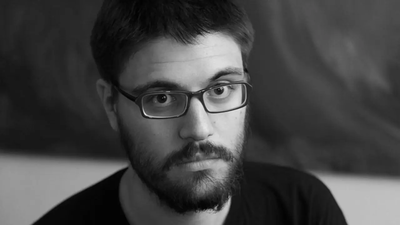 El periodista y poeta Daniel Salgado en las escaleras de la redaccion del diario El Pais. Santiago de Compostela. 17/07/2009

Andres Fraga