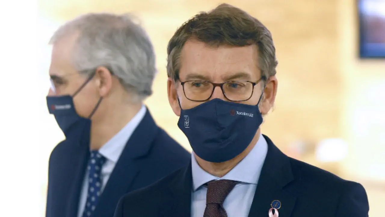 Alberto Núñez Feijóo y Francisco Conde tras la rueda de prensa posterior al Consello. EFE