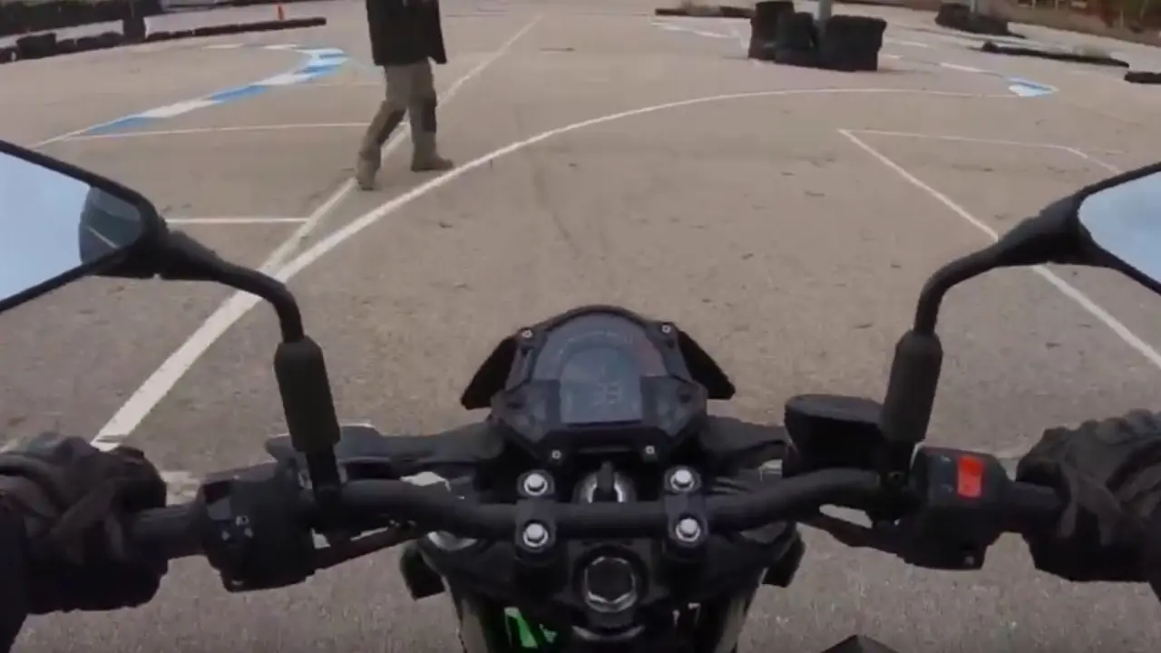 Cómo frenar una moto ante un peligro