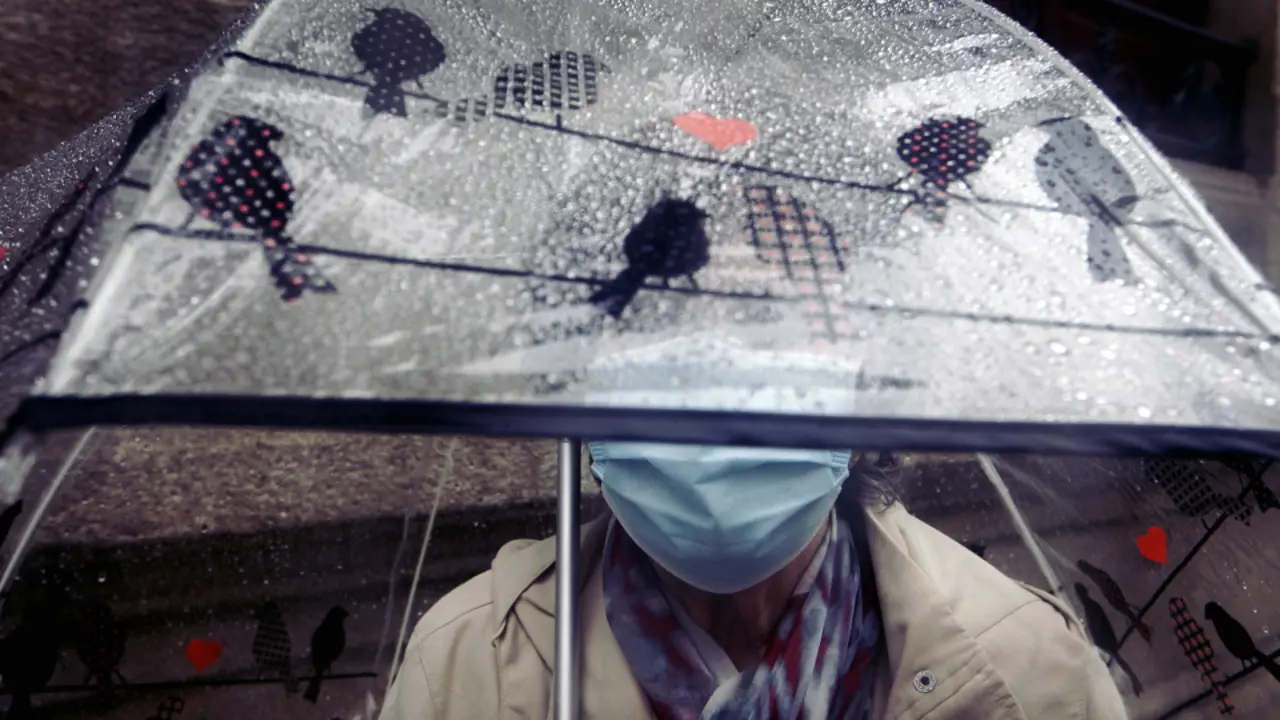 Una mujer con paraguas. ADRA PALLÓN