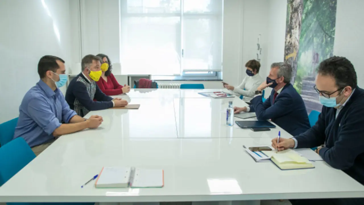 O vicepresidente primeiro e conselleiro de Presidencia, Xustiza e Turismo, Alfonso Rueda, acompañado da directora de Turismo de Galicia, Nava Castro, reúnese con representantes da Asociación Profesional de Guías de Turismo de Galicia. 