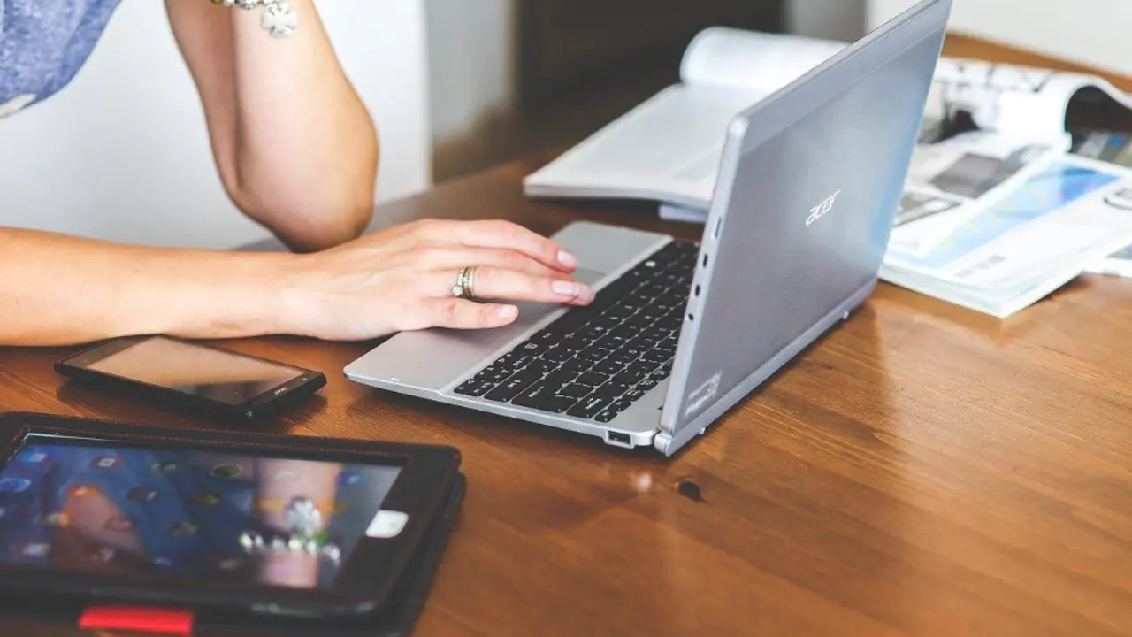 Una mujer con un portátil, una tableta y un teléfono móvil. PIXABAY