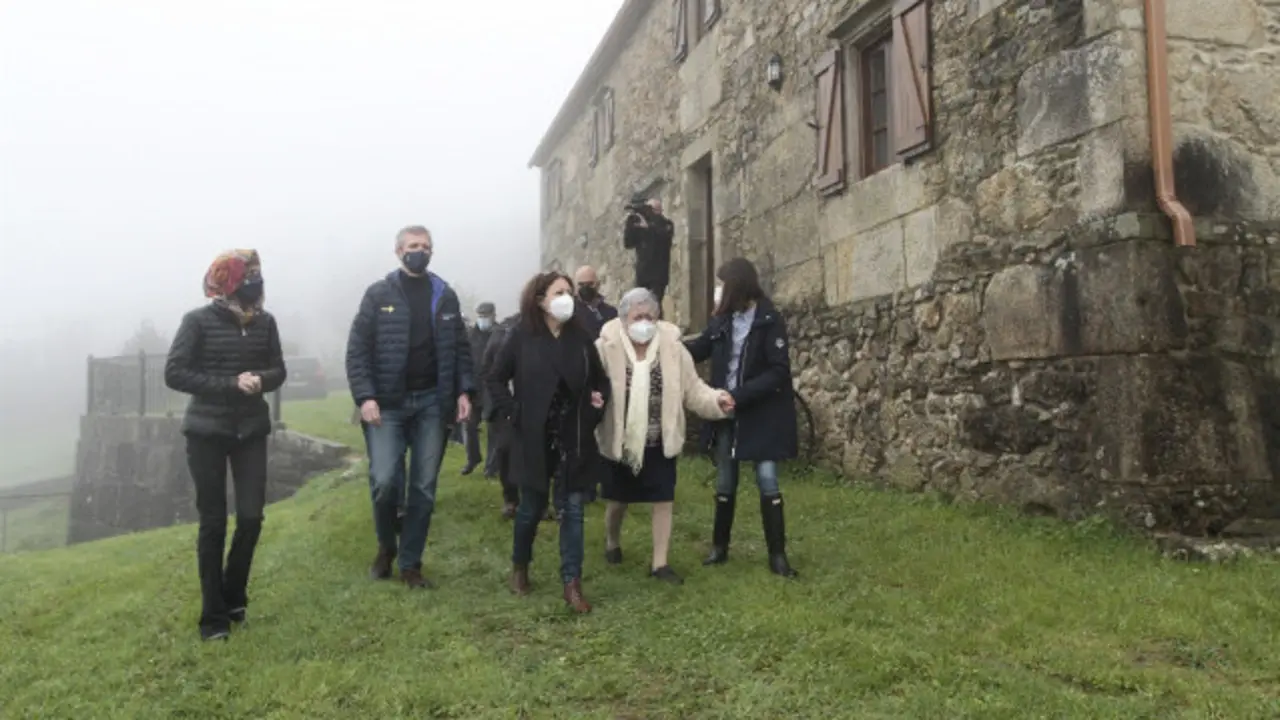 Alfonso Rueda, durante a visita a unha casa rural. XUNTA DE GALICIA
