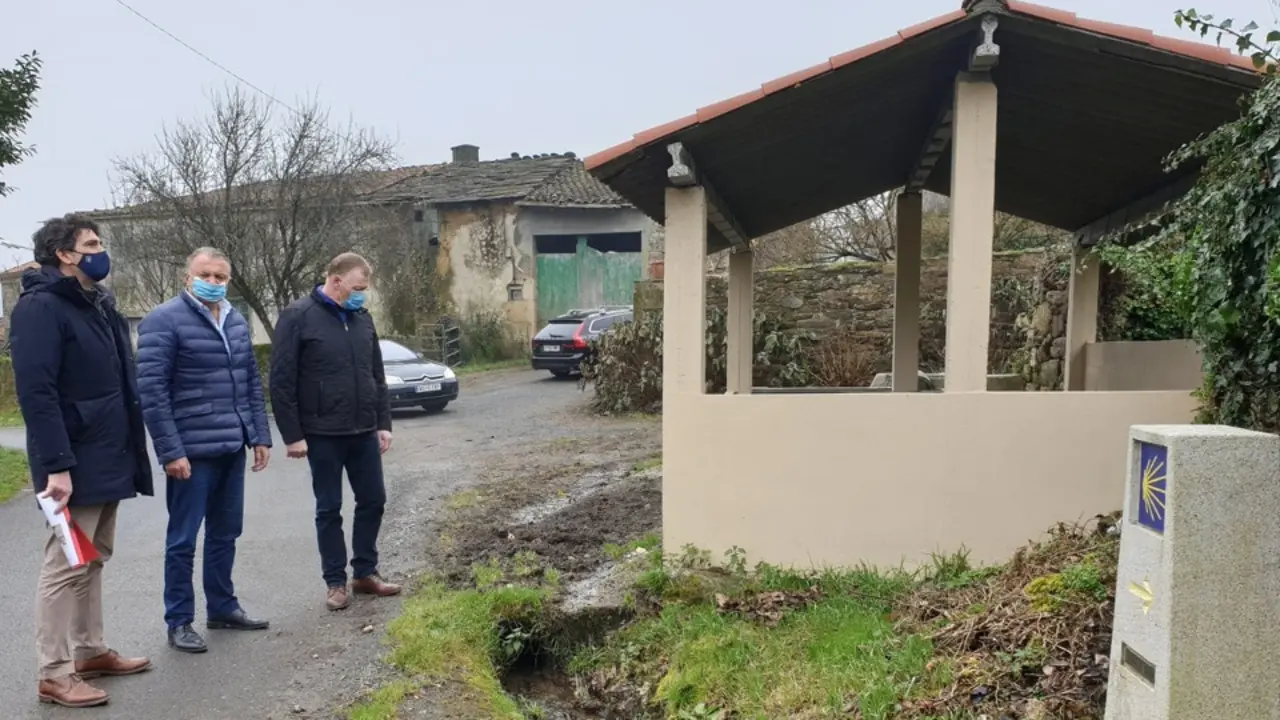 Javier Arias e Pablo Taboada (esquerda) supervisan unha das actuacións realizada en Palas. EP