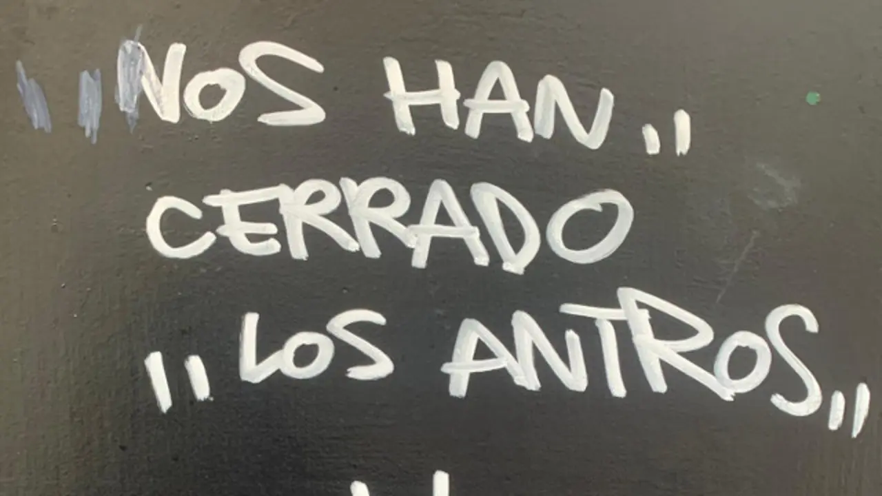 Pintada en la entrada del Maycar. EP