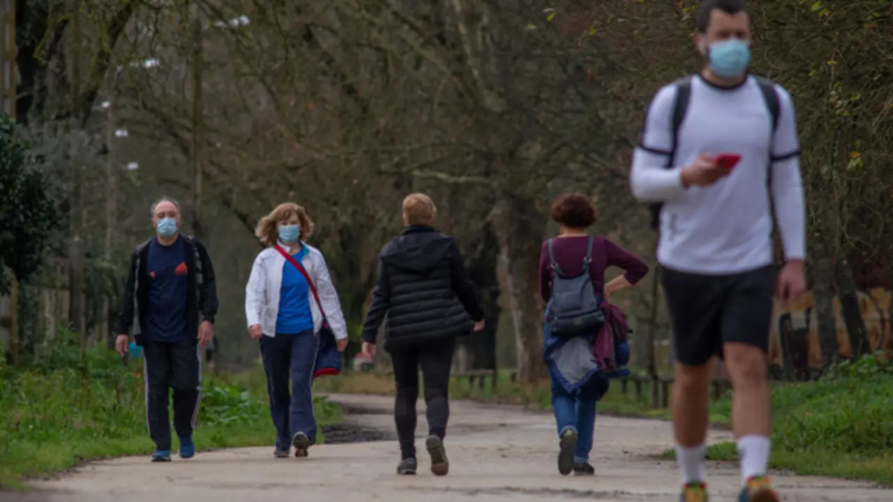 Varias personas practican deporte al aire libre en la zona fluvial del r&iacute;o Mi&ntilde;o en Ourense. BRAIS LORENZO (EFE)