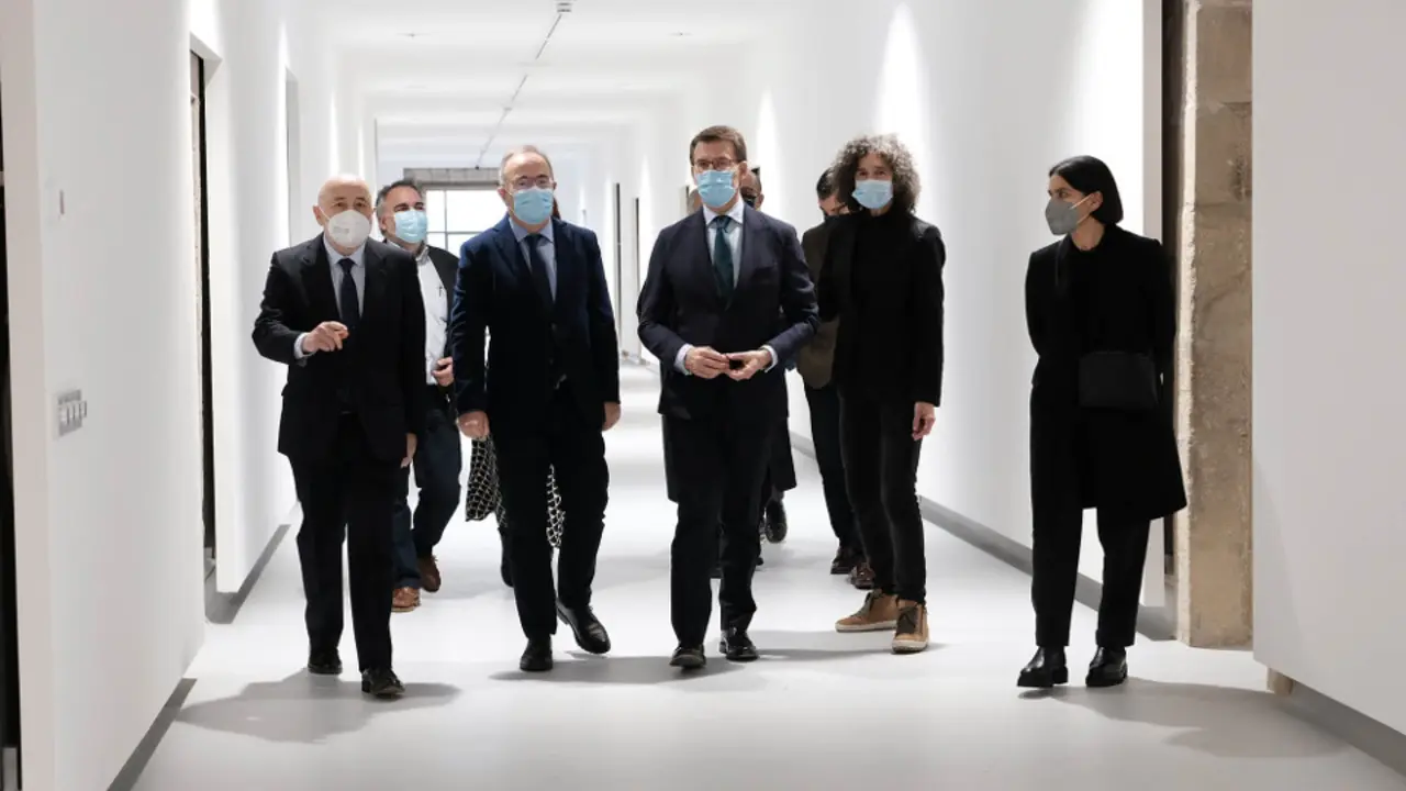 Feijóo (centro) en su visita al museo. CONSORCIO DE SANTIAGO