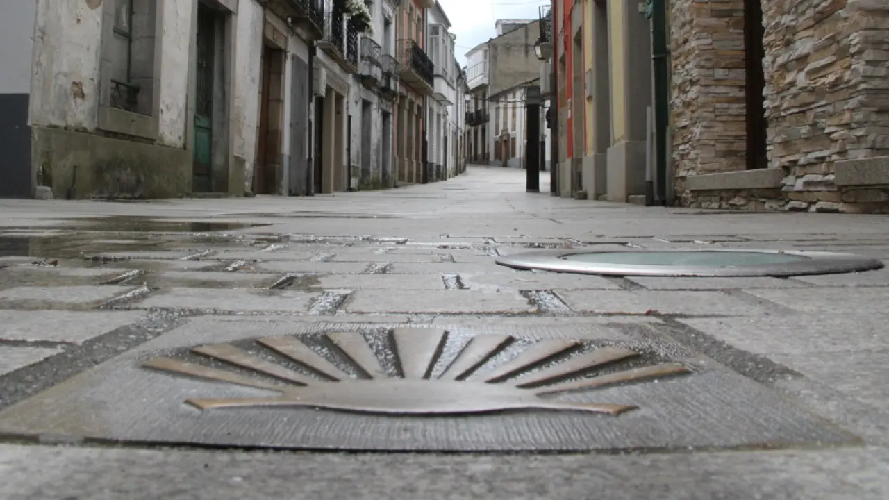 Marca do Camiño ao seu paso por Vilalba. AEP