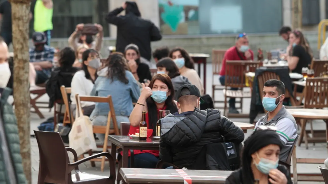 Xente nunha terraza de Pontevedra. RAFA FARIÑA