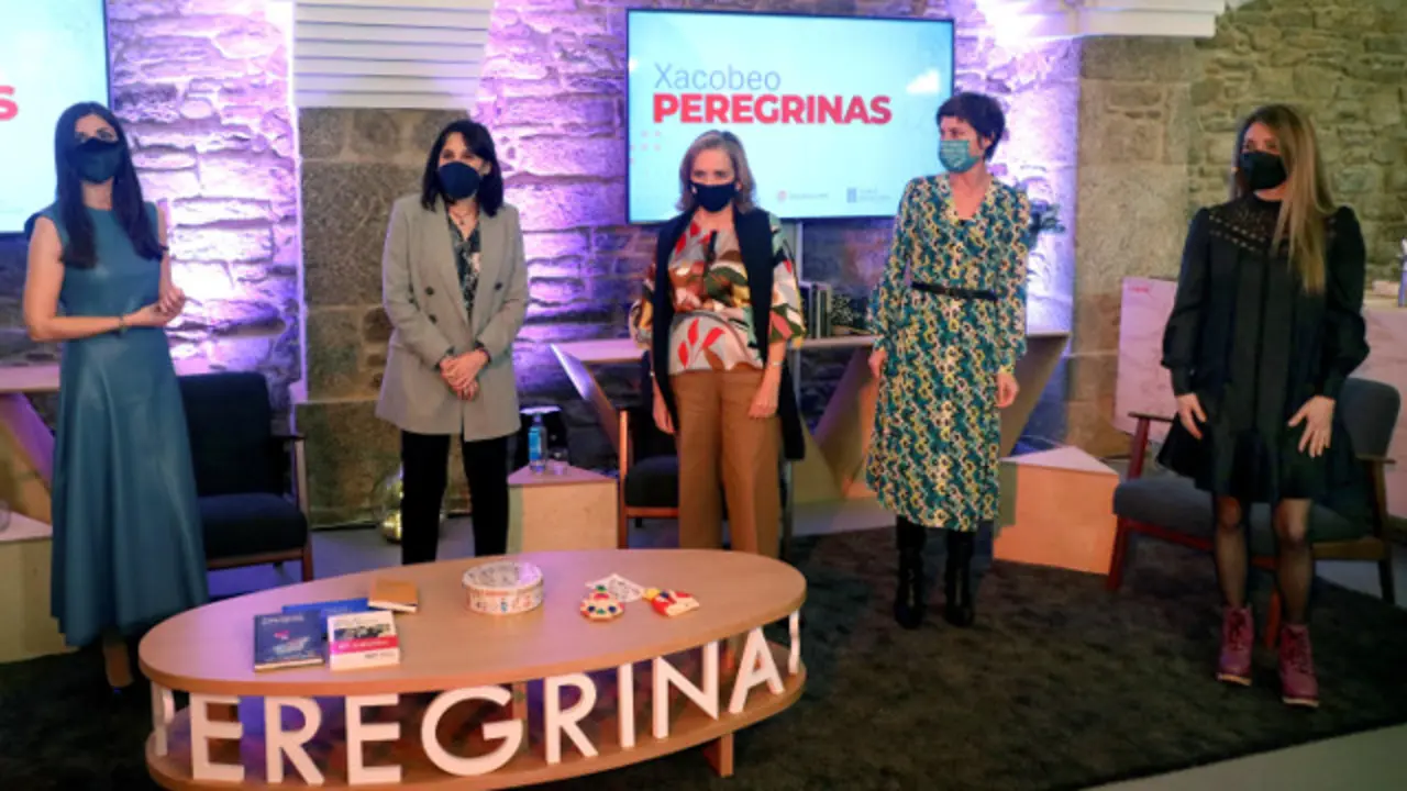 La escritora Espido Freire; la conselleira de Empleo de la Xunta de Galicia, María José Lorenzana; la investigadora María José Alonso; la directora de Turismo de Galicia, Nava Castro; y la cocinera Lucía Freitas, participan en el I Encuentro Xacobeo Peregrinas que se celebra en el Centro Internacional de Acogida al Peregrino de Santiago de Compostela. EFE/Xoán Rey