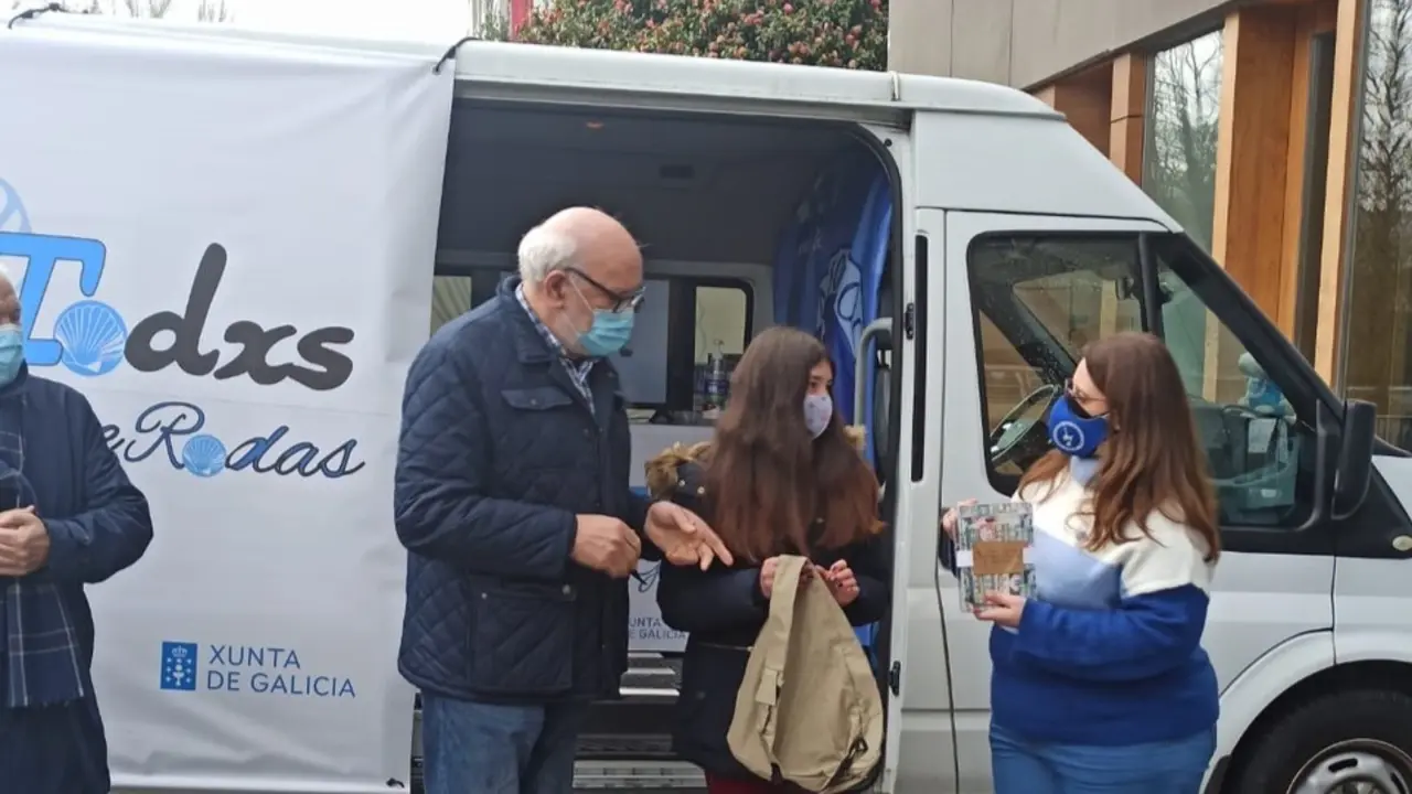 El alcalde de Sarria, la alumna premiada y una integrante de la asociación. EP