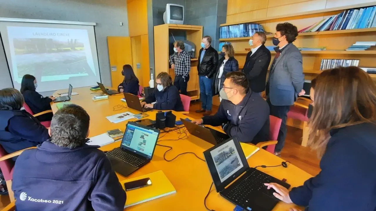 Javier Arias, primero de pie por la izquierda, visit&oacute; el taller de empleo del Camino. EP