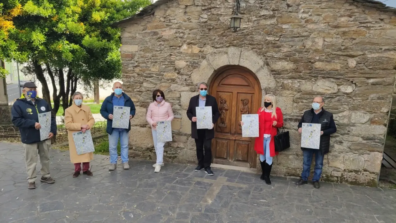 El presidente de la asociación y representantes de los artesanos y las antigüedades. PORTO