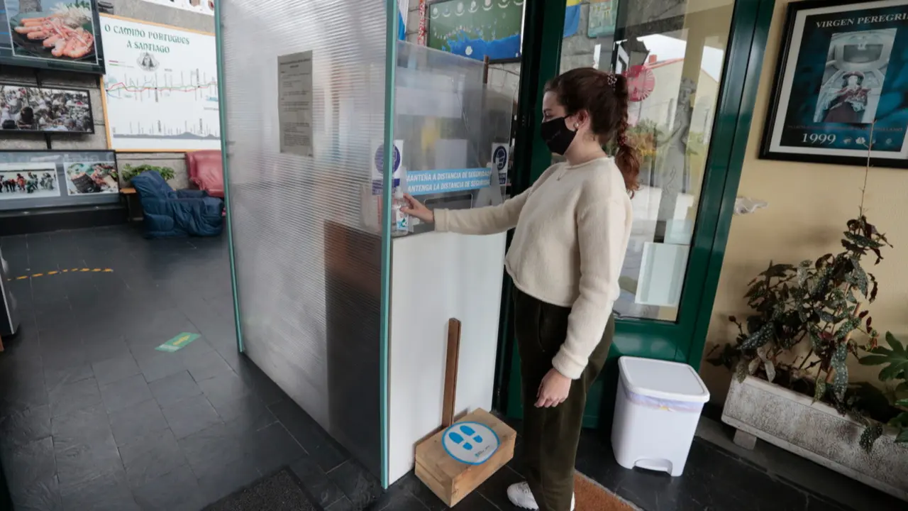 Punto de control covid no acceso ao albergue Virxe Peregrina. GONZALO GARCÍA