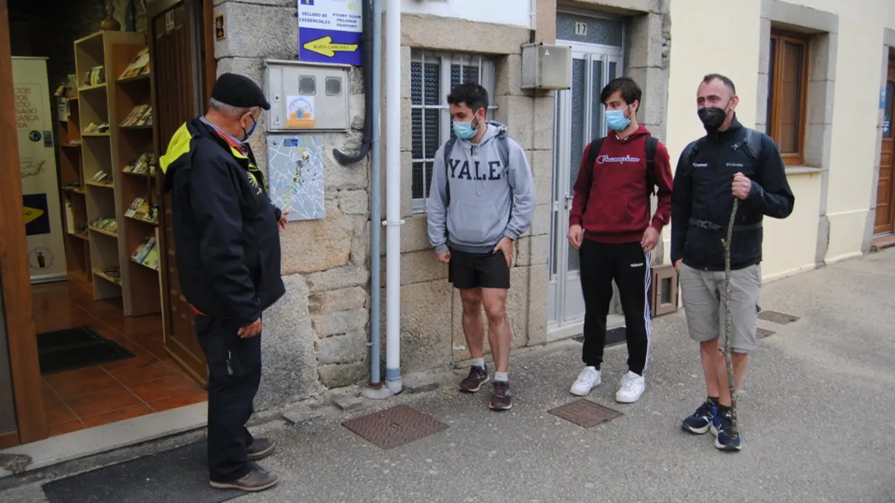 Jorge López, en Vigo de Sarria, con tres peregrinos galegos. VILA