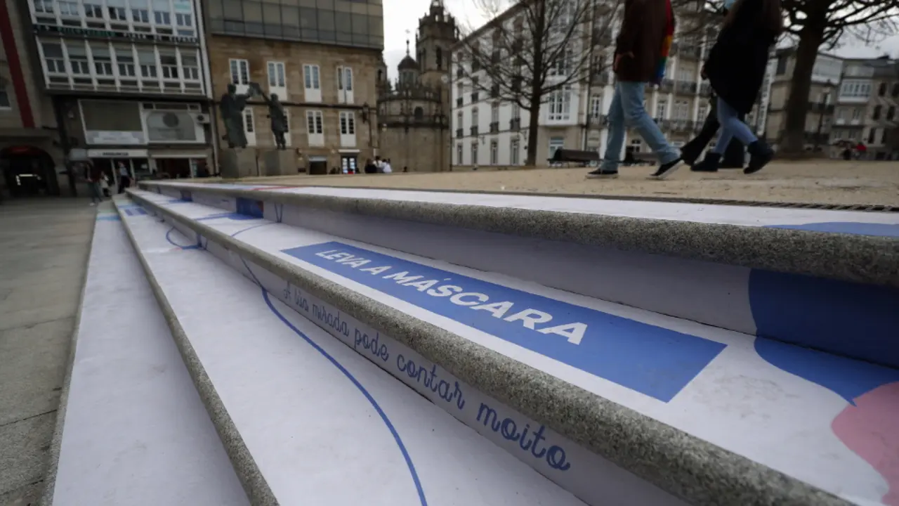 Carteles recuerdan la necesidad de llevar mascarilla en Lugo. SEBAS SENANDE