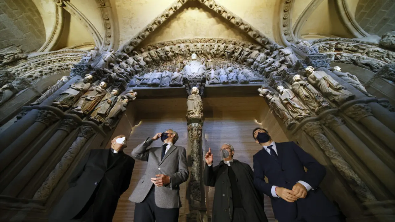 José Fernández, Alfonso Rueda, Daniel Lorenzo y Román Rodríguez posan ante el Pórtico de la Gloria. EFE