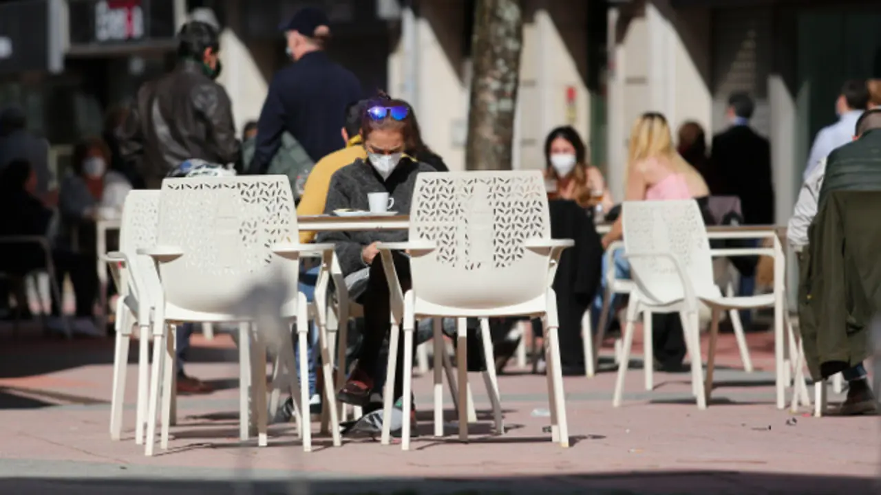 Unha terraza ao sol en Pontevedra.  JAVIER CERVERA-MERCADILLO