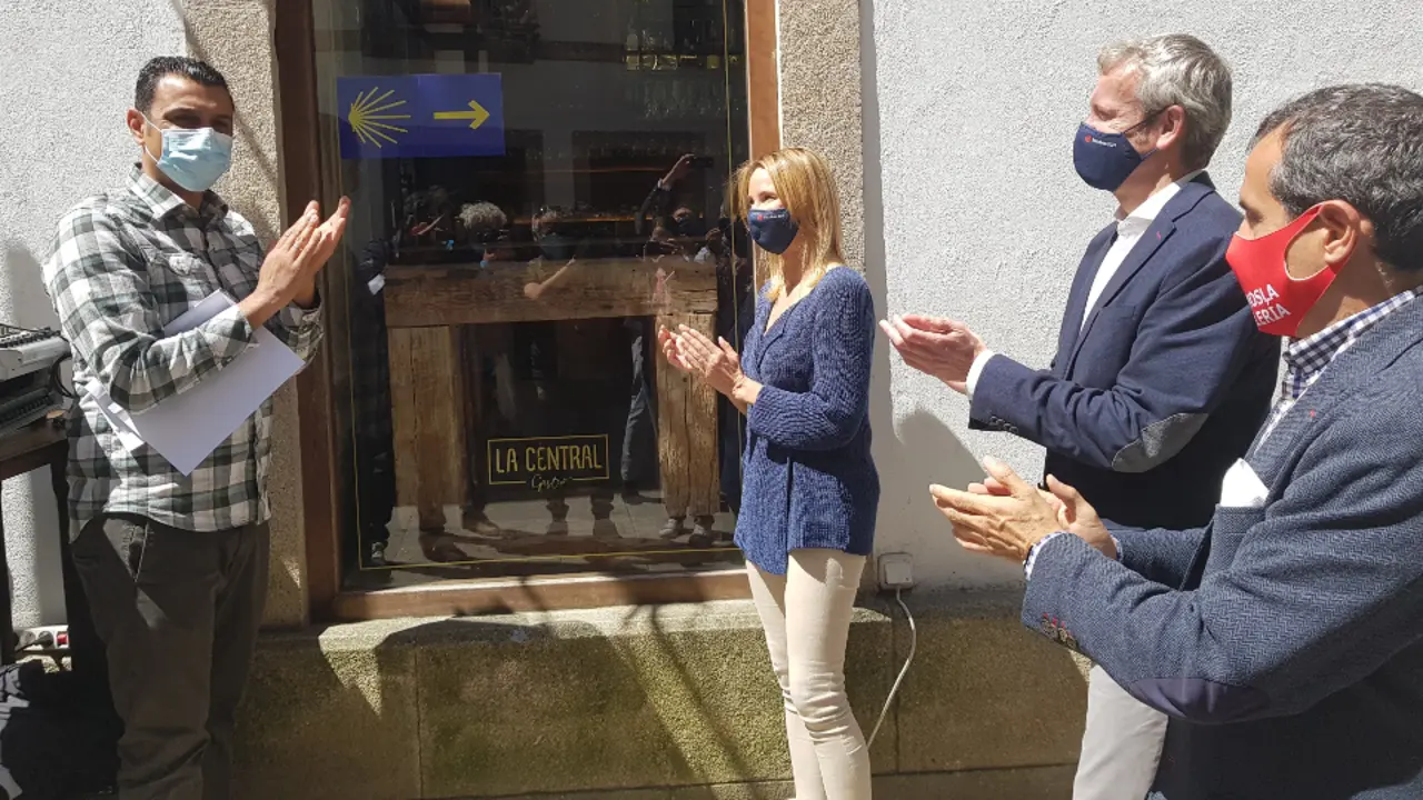 Miembros de la Xunta presentan la señalización de la ruta Xacobea en locales hosteleros de Vigo. EFE