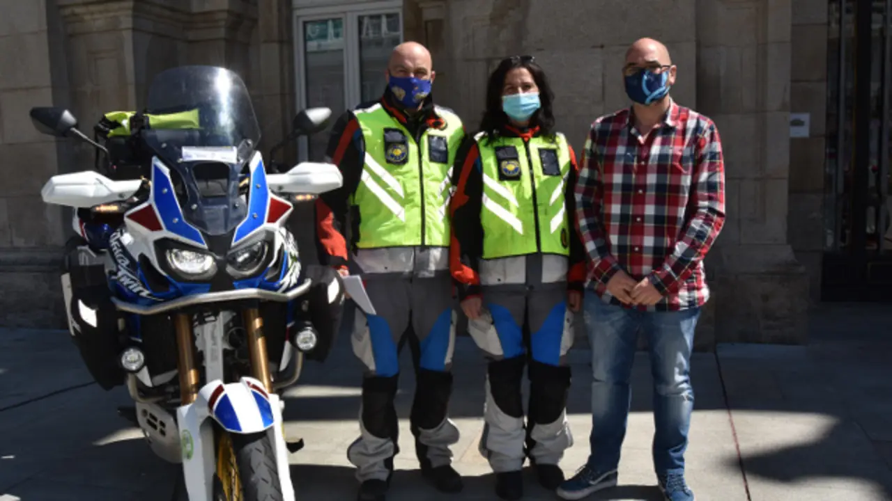 Presentación diante do Pazo de San Marcos. EP