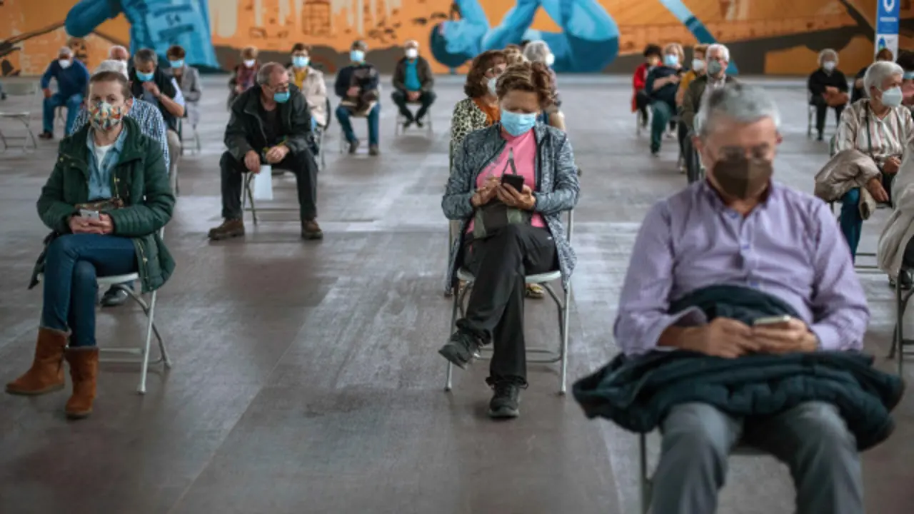 Varias personas esperan por si tienen efectos secundarios, tras recibir la vacuna contra el coronavirus en Expourense. BRAIS LORENZO (EFE)