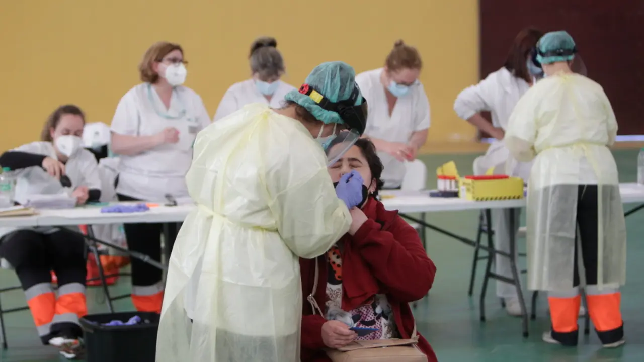 Unha sanitaria realiza unha PCR a unha muller durante un cribado en Barro. DAVID FREIRE