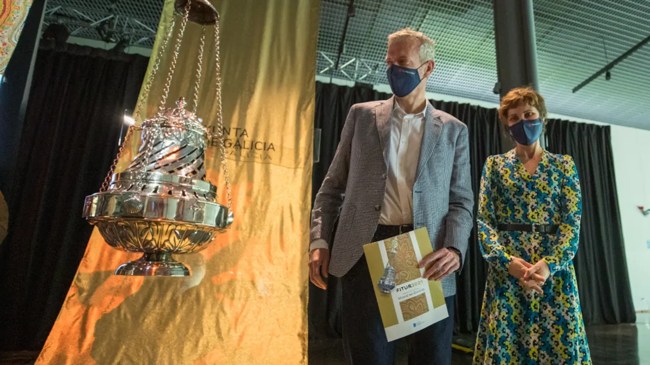 Alfonso Rueda y Nava Castro presentando el stand con el que se promocionará a Galicia en Fitur. EFE