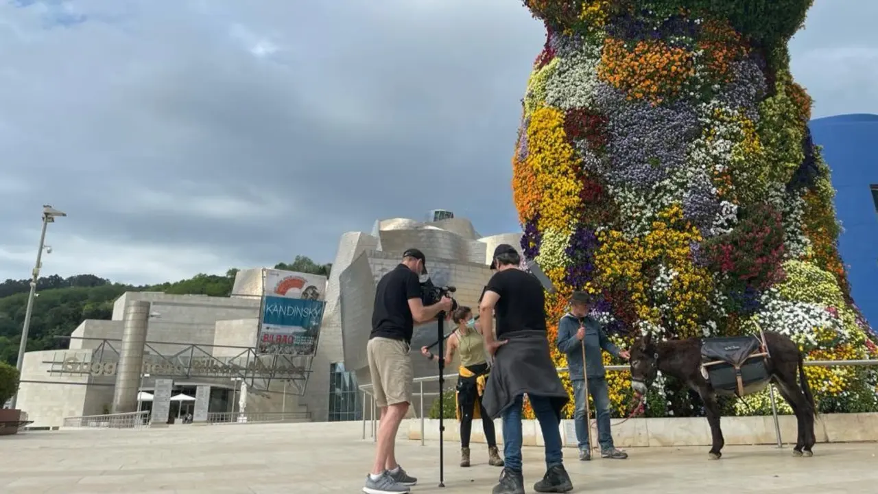 El rodaje a las puertas del Museo Guggenheim, en Bilbao, con el burro Sófocles. EP