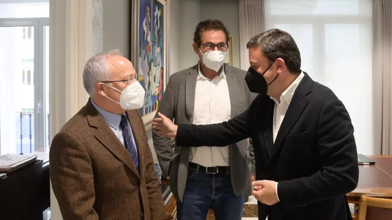 Los presidentes de la Diputación de A Coruña, Valentín González Formoso, y de la Asociación de Concellos do Camiño Inglés, Manuel Mirás. MONCHO FUENTES