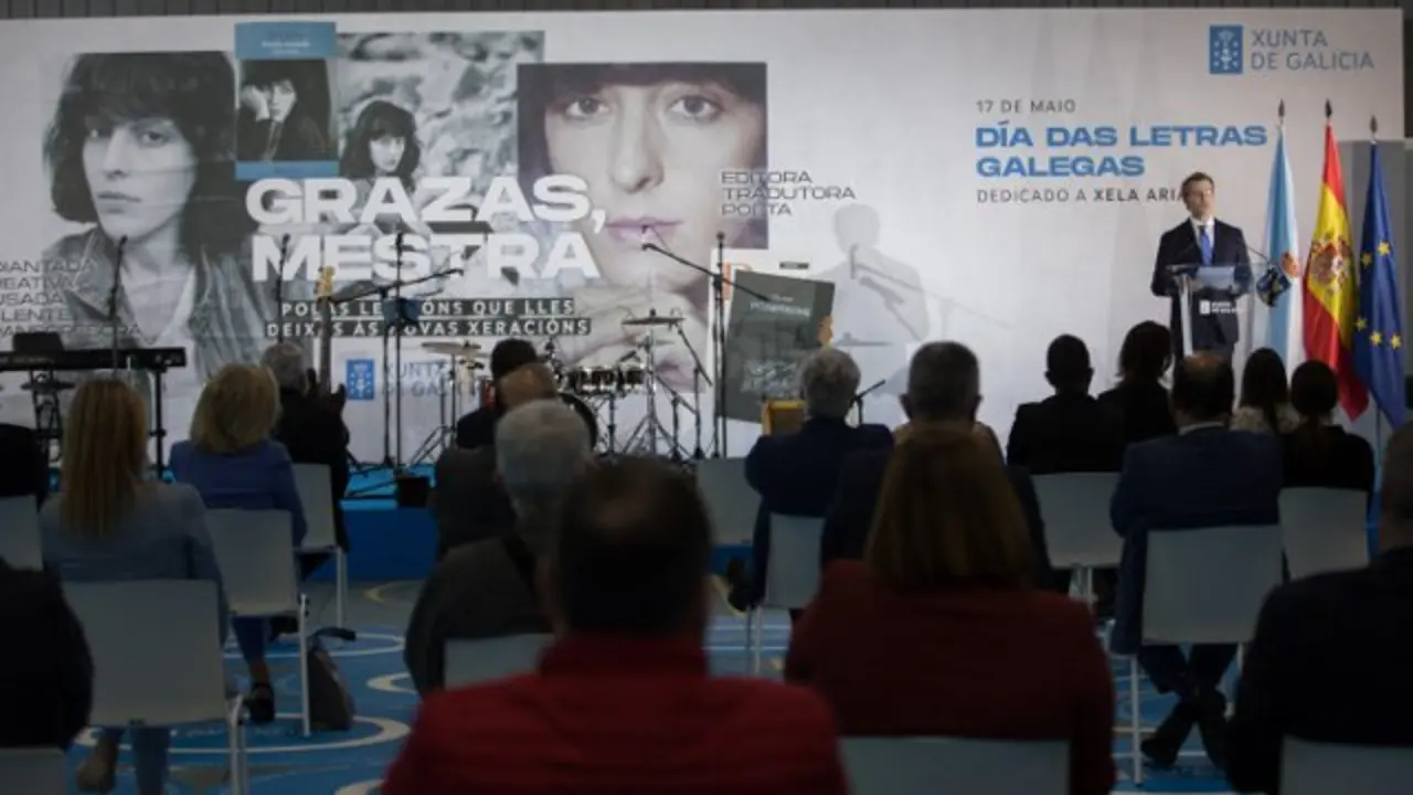 O presidente da Xunta, Alberto Núñez Feijóo, na homenaxe a Xela Arias. ANA VARELA