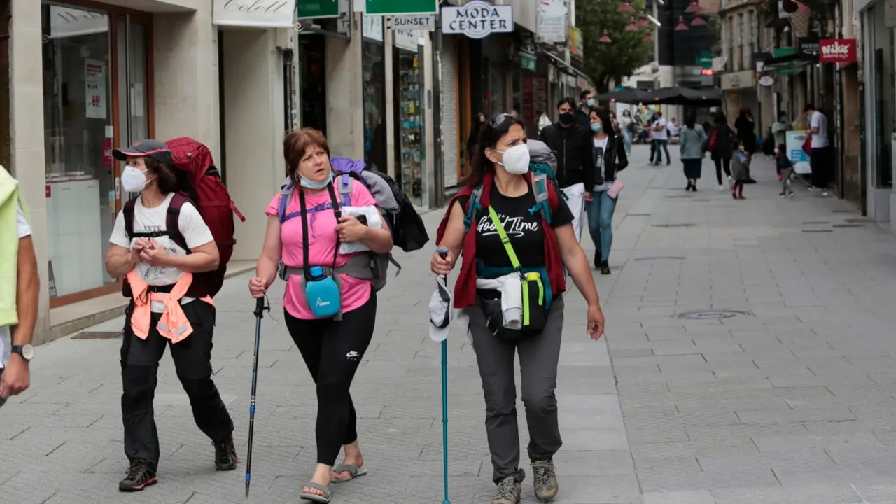 Varias peregrinas caminandopor el centro de Pontevedra. ADP